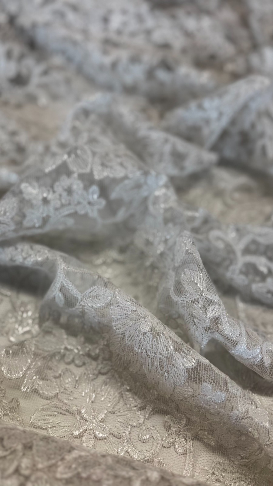 Pizzo interamente ricamato realizzato in una resistente fibra di poliammide al 100% con inserti di lurex.