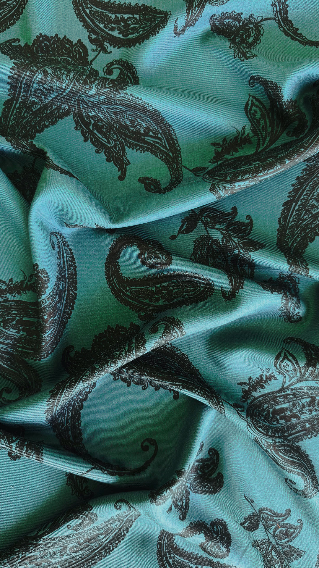 Satin viscose émeraude avec des fleurs paisley
