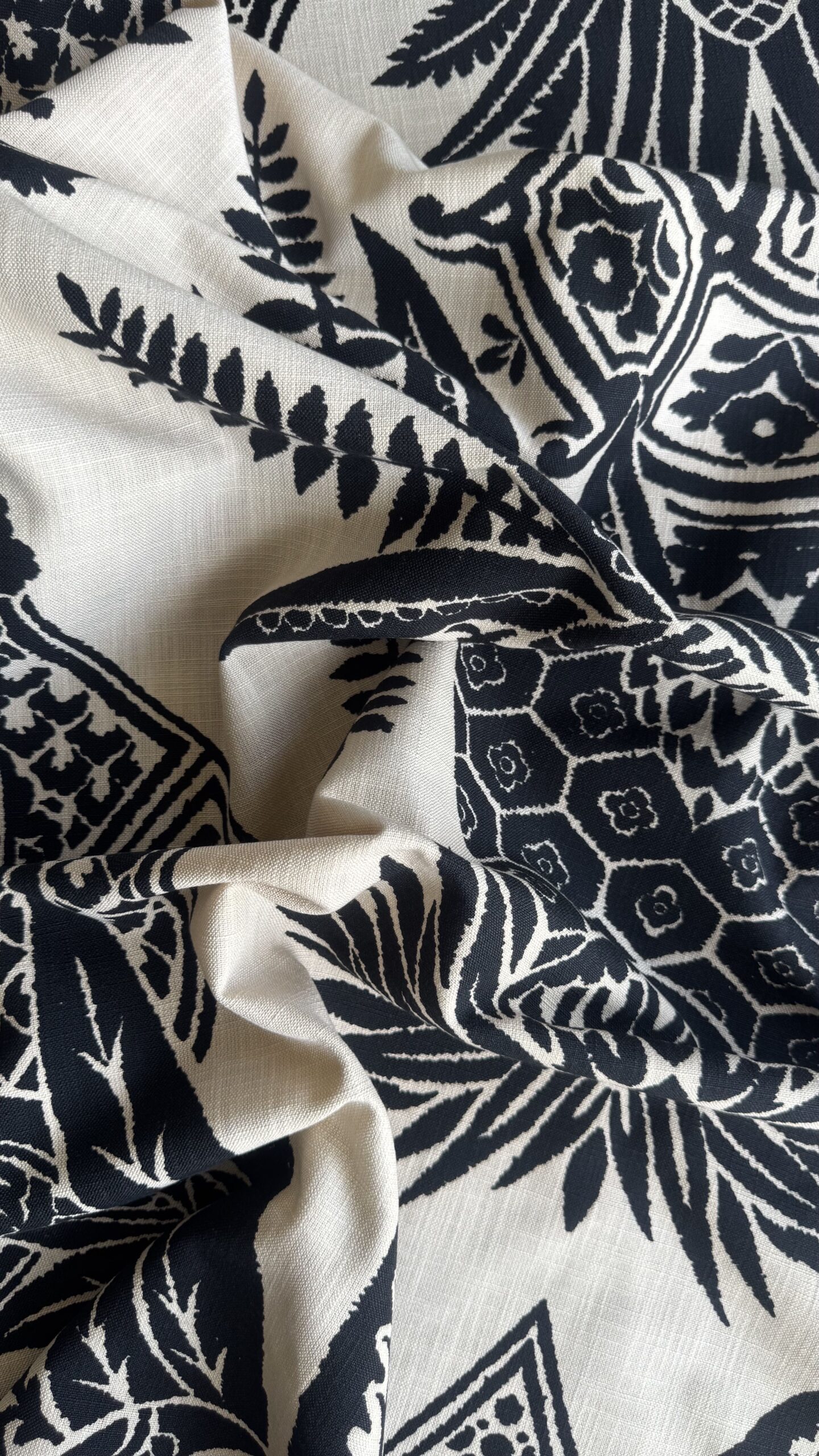 Tessuto jacquard arabescaato nero e corda