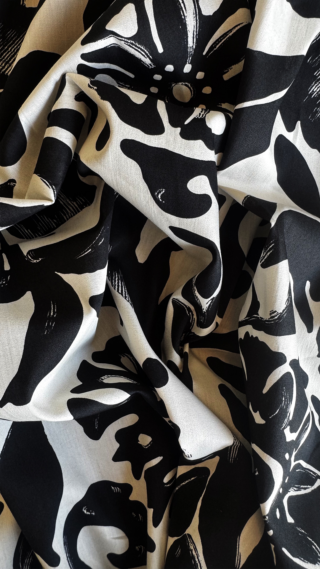 Tissu floral en popeline de coton noir et blanc