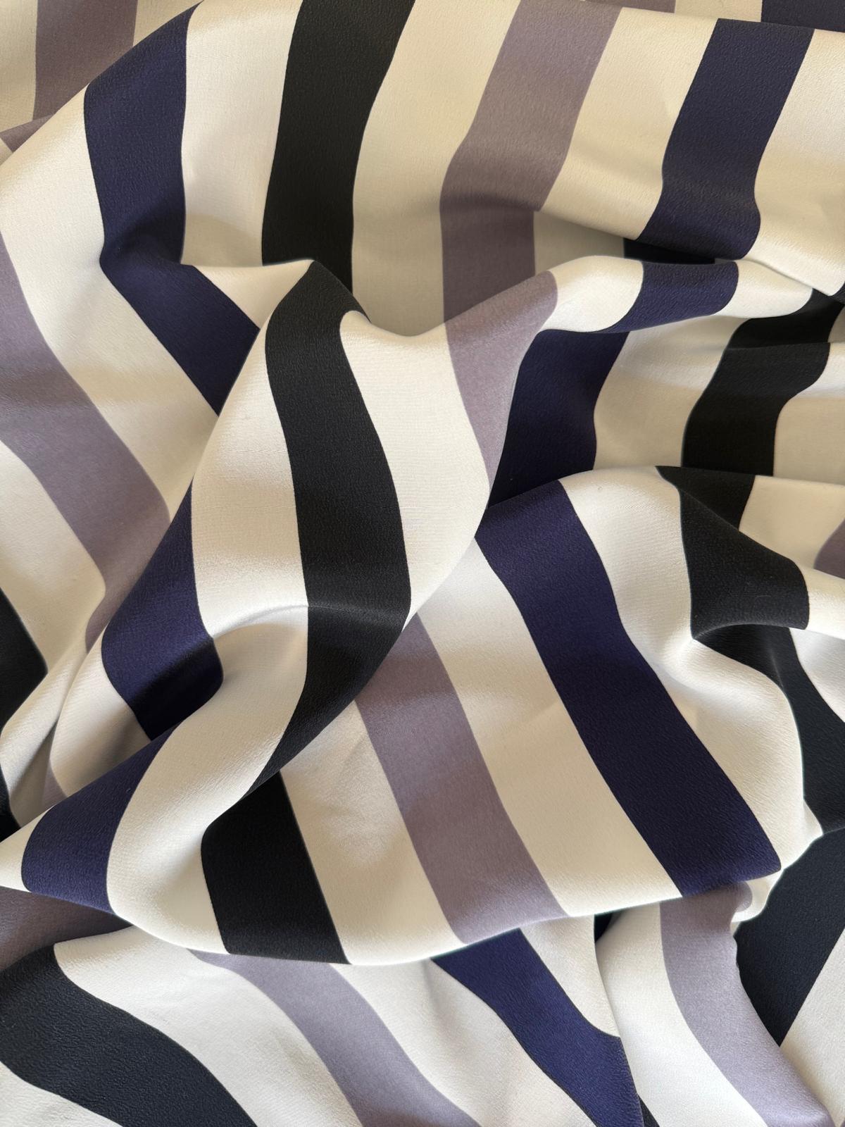 Tessuto in pura seta crepe de chine con fantasia a righe blu navy, nero e grigio