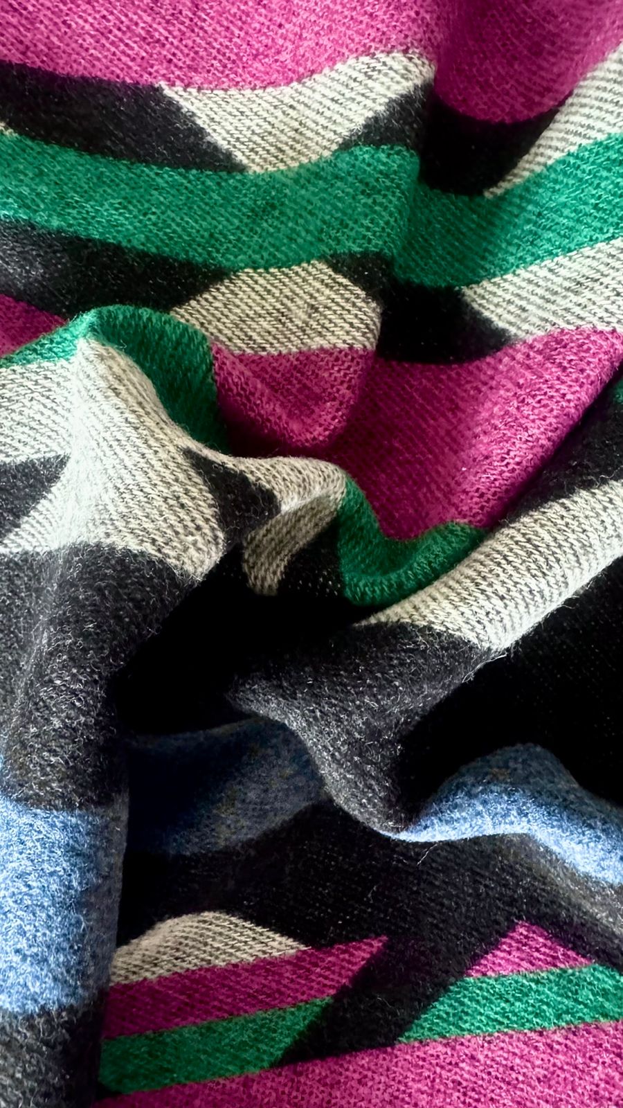tessuto in lana variante rosa con ipnotica fantasia Ikat geometrica.