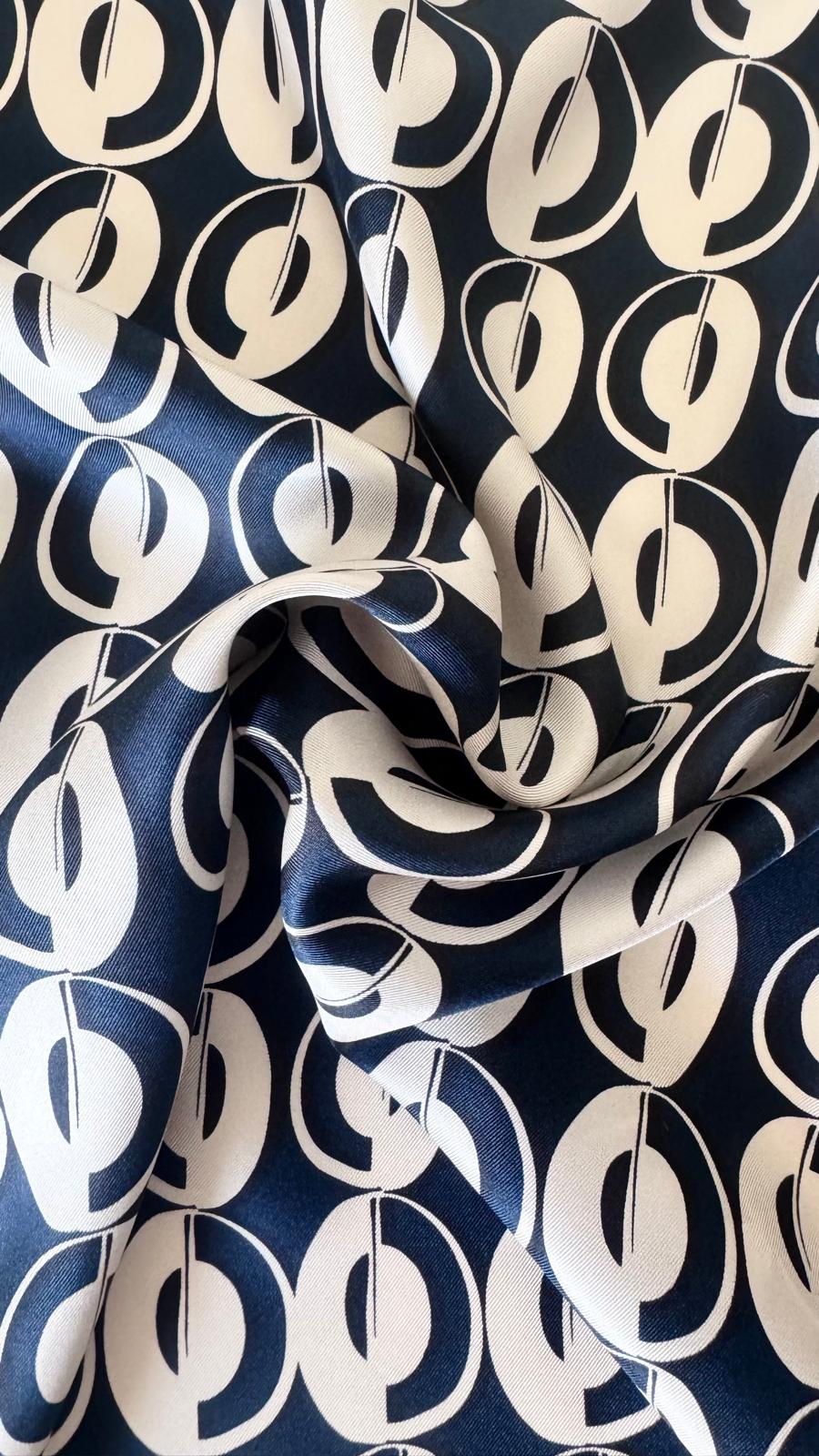 Twill di Seta 16 Momi a motivi geometrici bianco e blu.