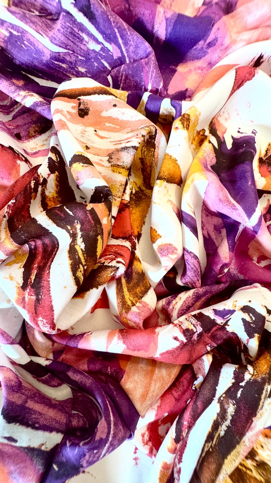 Raso di viscosa fluido e lucente con stampa astratta nelle varianti fucsia/viola e verde/blu.