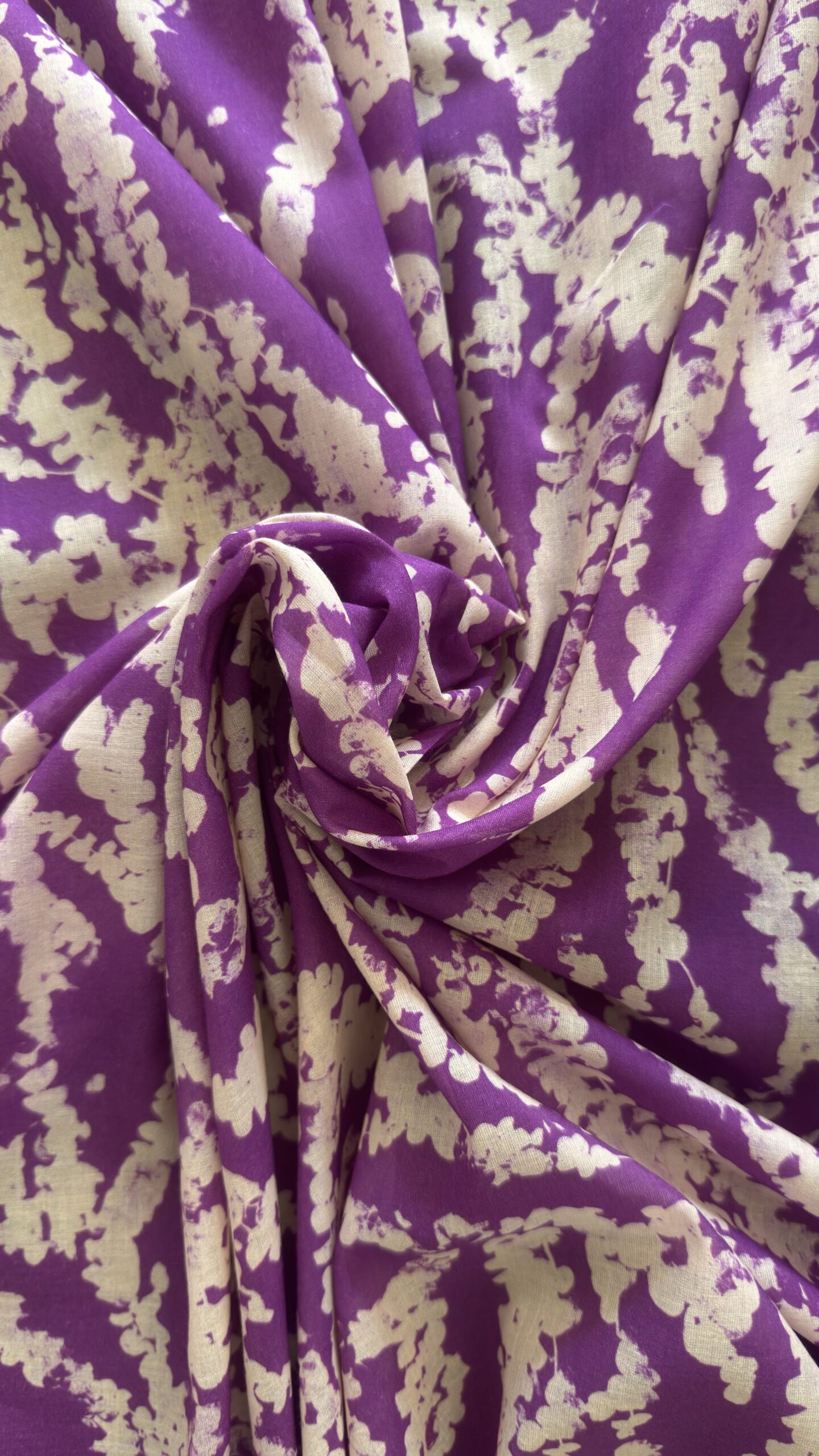 voile di cotone con fantasia astratta floreale panna e viola