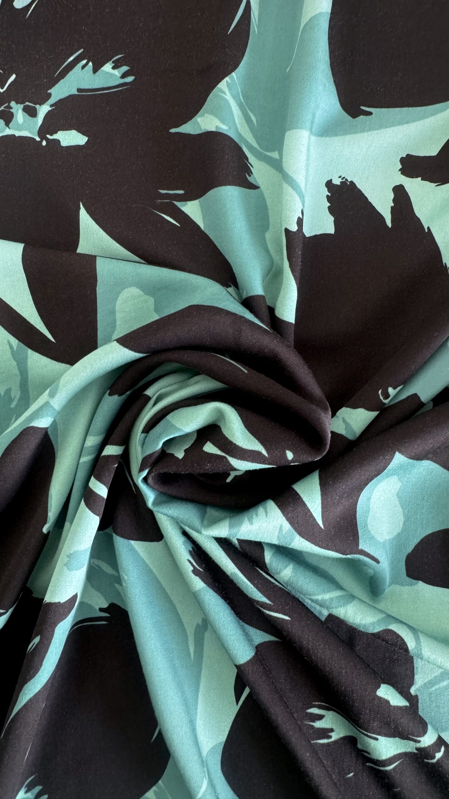 satin viscosa fiori neri. fondo verde acqua