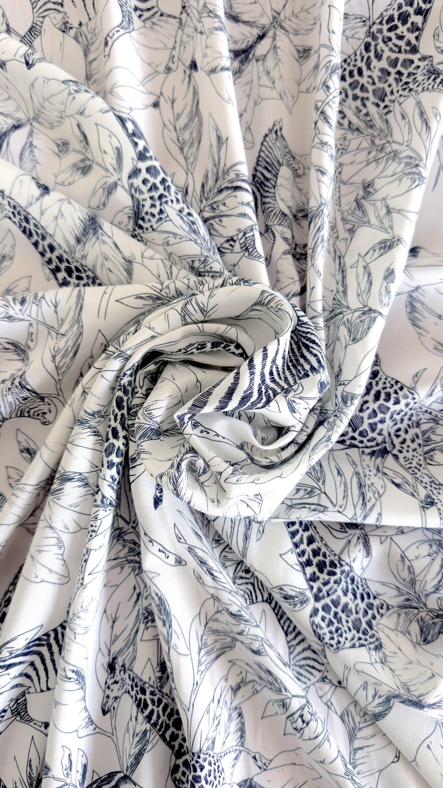 voile di viscosa fantasia jungle bianco e blu
